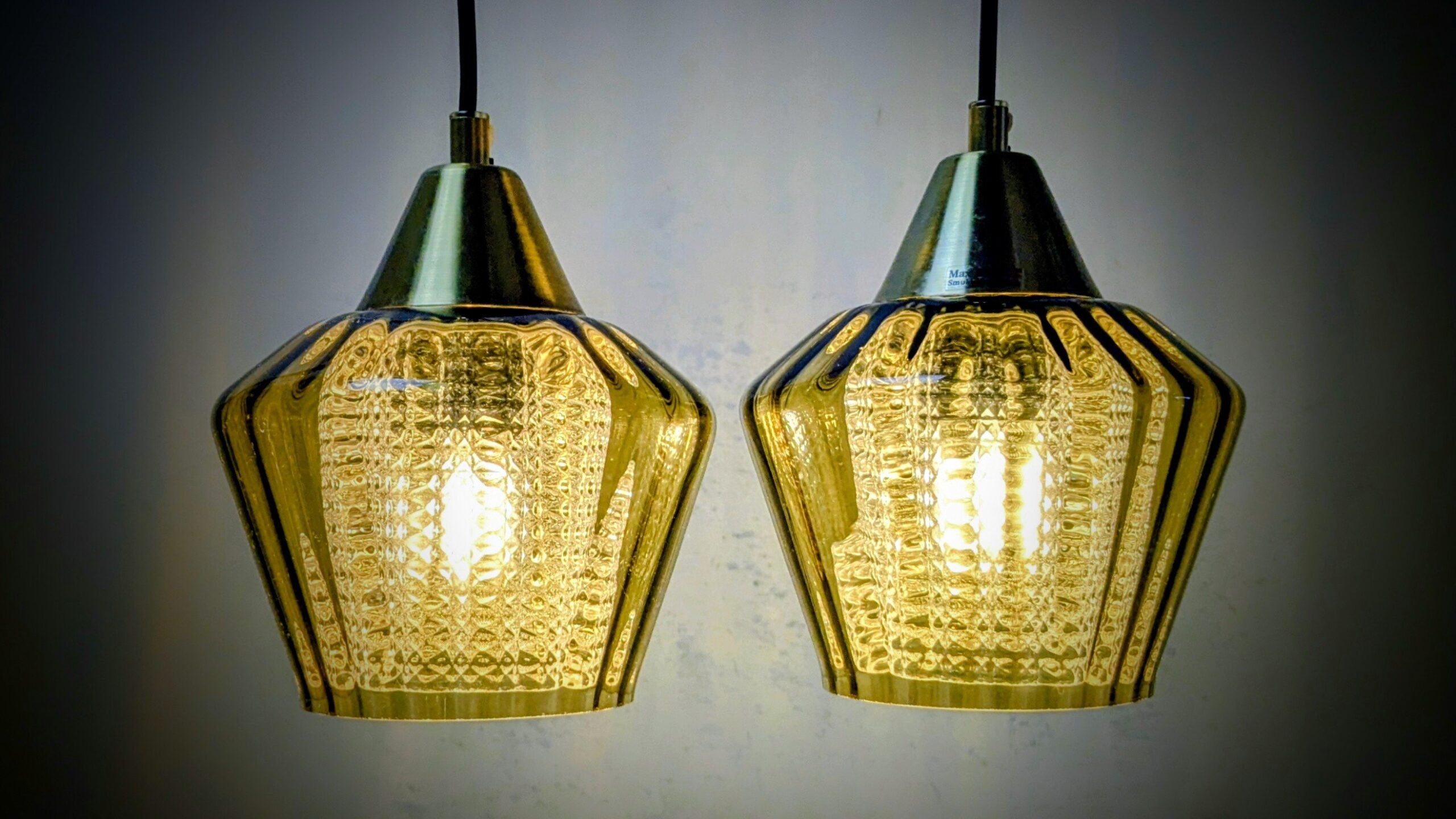 Sæt med 2 professionelt restaurerede Carl Fagerlund pendler i dobbelt glas fra 1960.