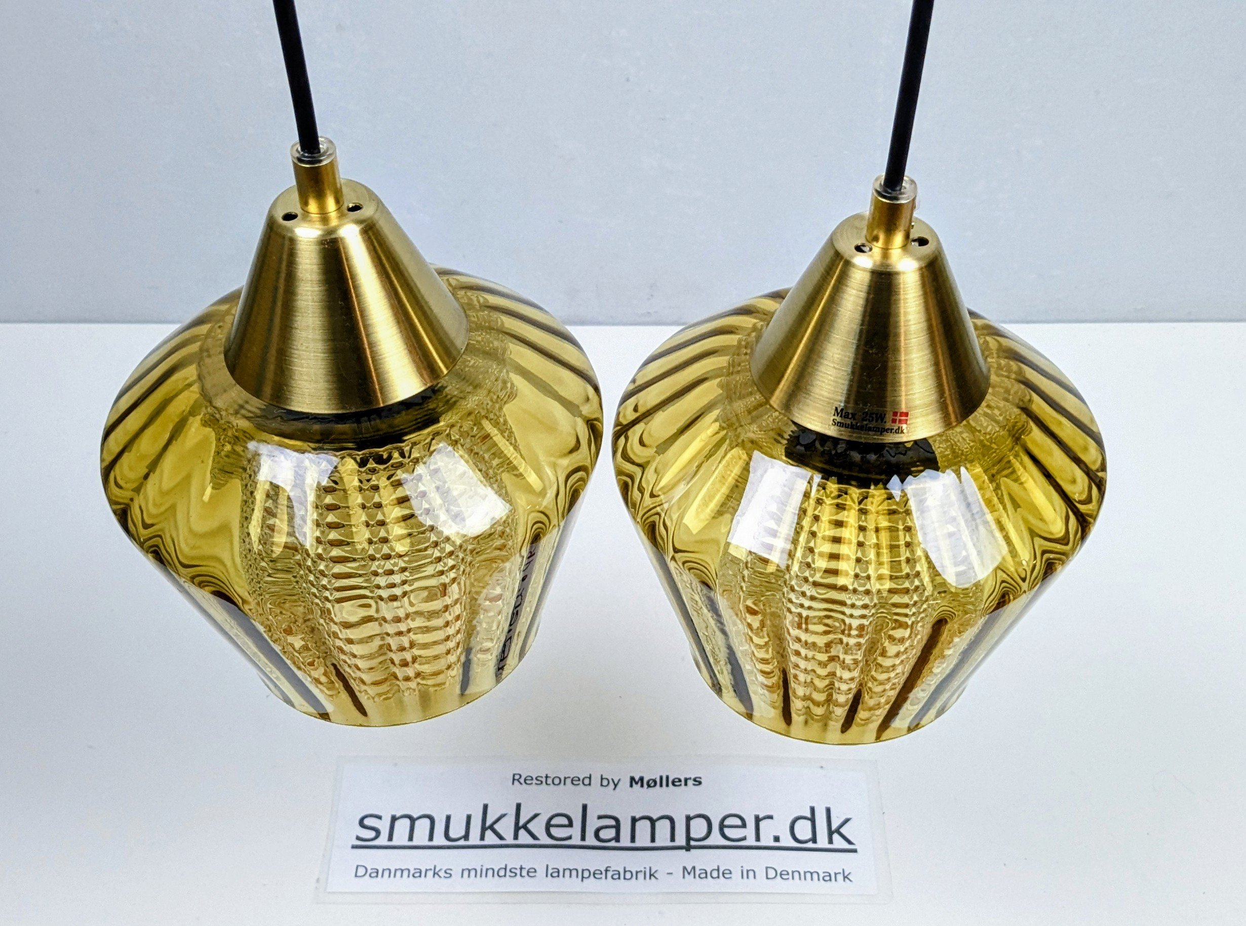 Sæt med 2 professionelt restaurerede Carl Fagerlund pendler i dobbelt glas fra 1960.