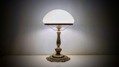 Klassisk antik Bankier bordlampe i messing og opalglas fra 1920. professionelt restaureret.