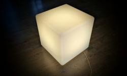 Original stor stil design Møbel lys skammel. 45×45 cm. Plast
Moree Cube. Tysk design.