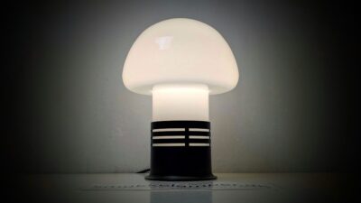 Bordlampe i champignonform med opalglas skærm og sort base. Professionelt restaureret. Ø21. 30cmH. 1970