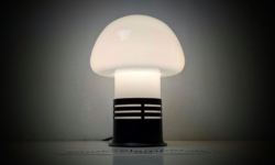 Bordlampe i champignonform med opalglas skærm og sort base. Professionelt restaureret. Ø21. 30cmH. 1970