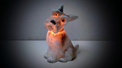 Skøn lille proffesionelt restaureret hunde Ozon lampe fra 1960. 16cmH