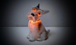 Skøn lille proffesionelt restaureret hunde Ozon lampe fra 1960. 16cmH