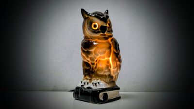 Skøn lille proffesionelt restaureret Ugle Ozon lampe fra 1960. 17cmH