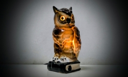 Skøn lille proffesionelt restaureret Ugle Ozon lampe fra 1960. 17cmH