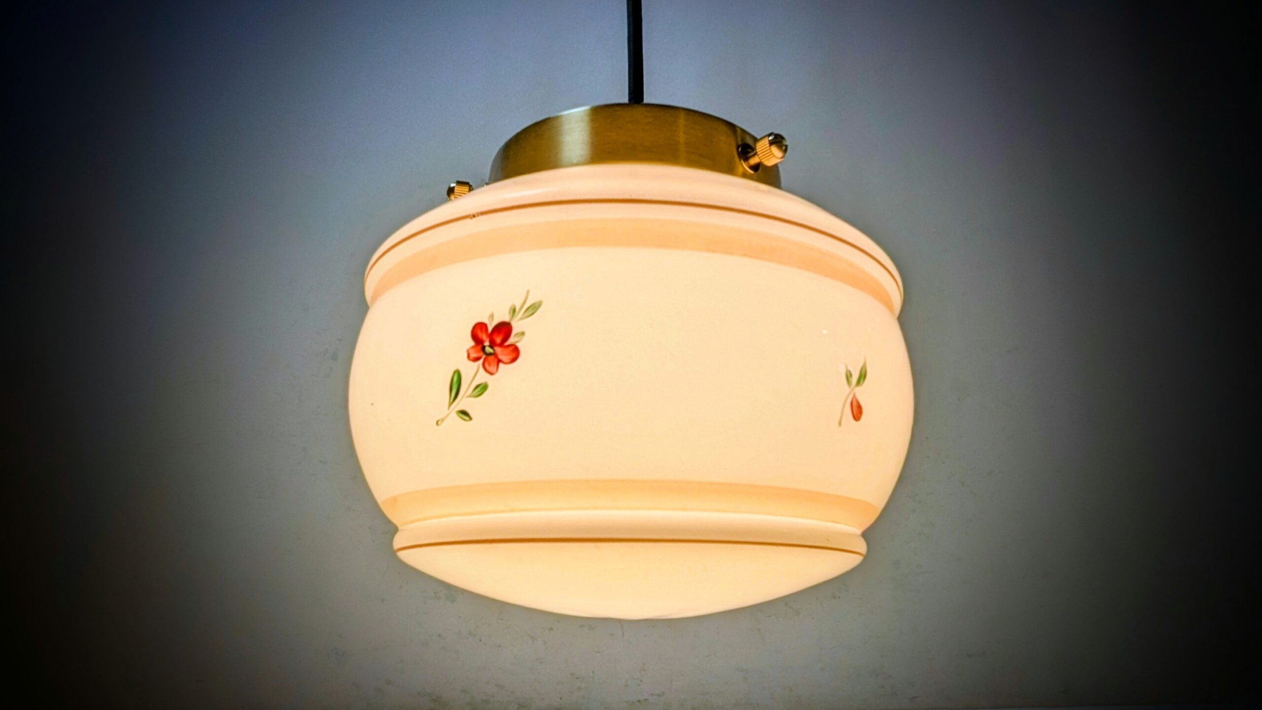 Skøn lille kuglependel fra 1930. Ø17. Nyt el og ophæng m.m.