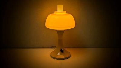 Sjælden lille Solsikkegul bordlampe i akryl fra 1960. Excellent condition. 26cmH