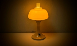 Sjælden lille Solsikkegul bordlampe i akryl fra 1960. Excellent condition. 26cmH