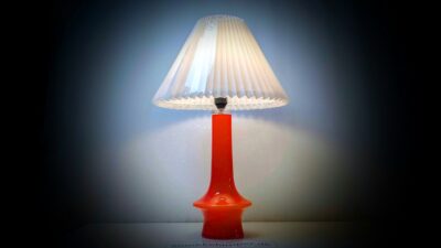 Stor dansk Kastrup Glasværk bordlampe i orange fra 1960. Professionelt restaureret. 58cmH