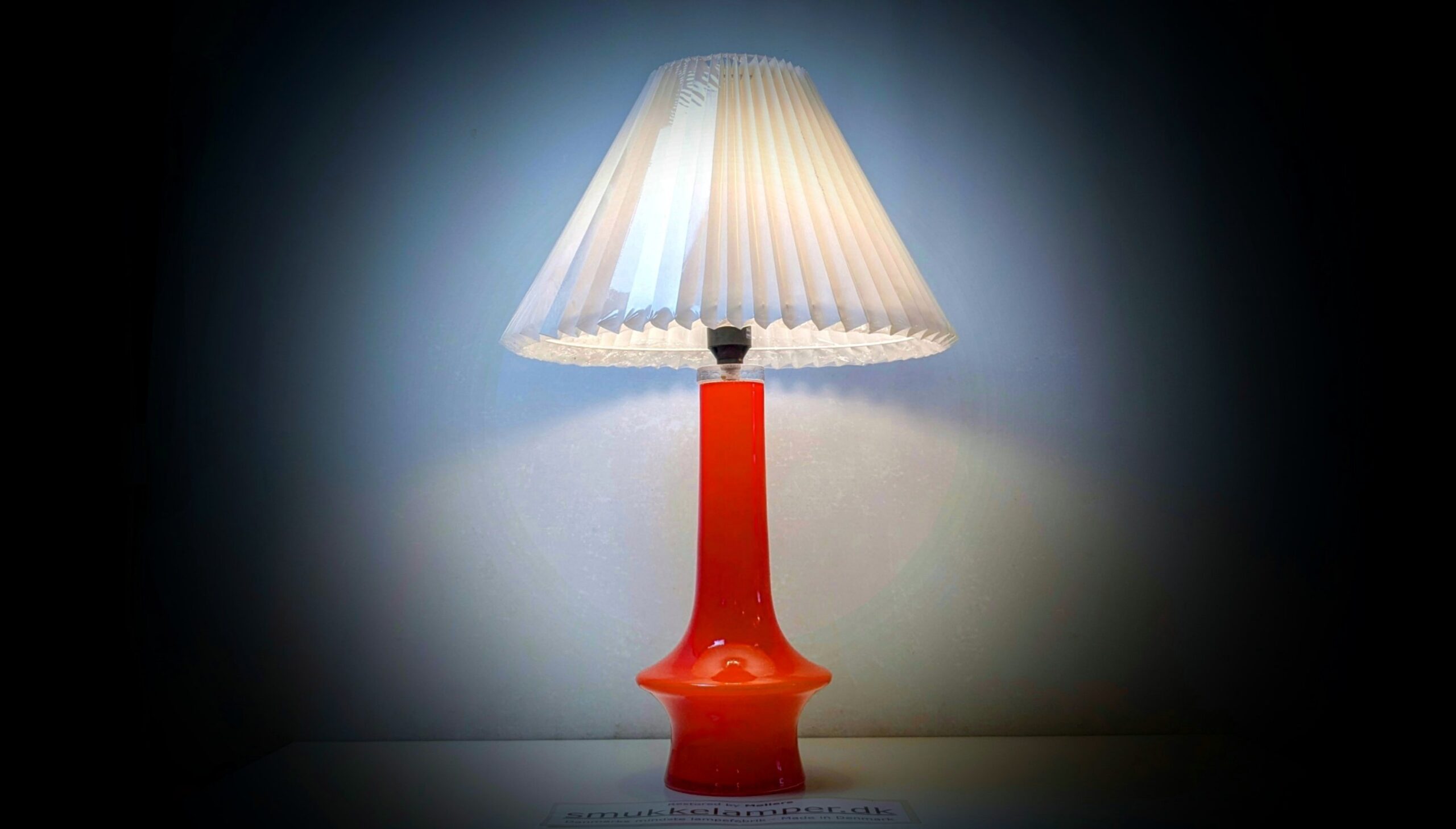 Stor dansk Kastrup Glasværk bordlampe i orange fra 1960. Professionelt restaureret. 58cmH