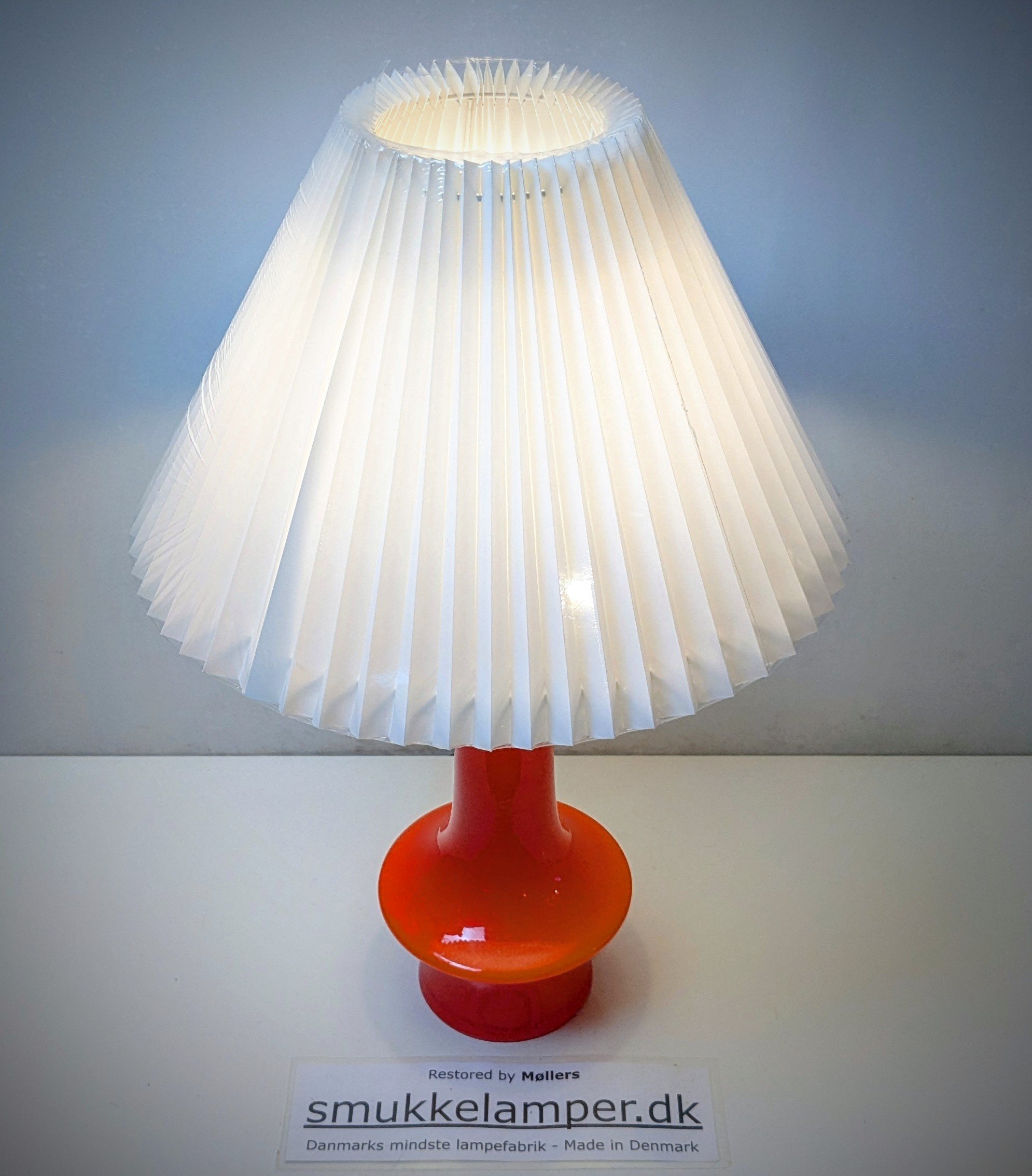 Stor dansk Kastrup Glasværk bordlampe i orange fra 1960. Professionelt restaureret. 58cmH