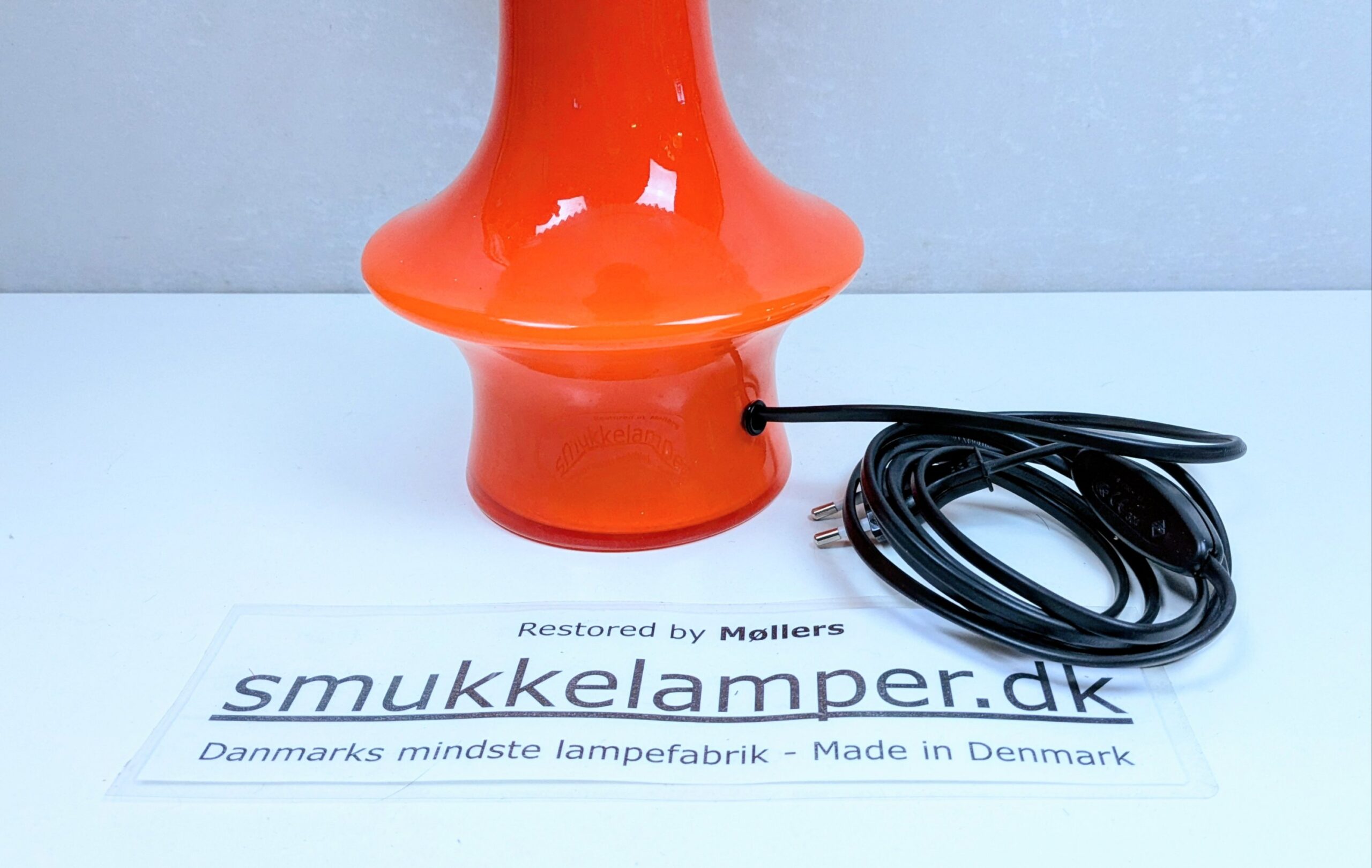Stor dansk Kastrup Glasværk bordlampe i orange fra 1960. Professionelt restaureret. 58cmH