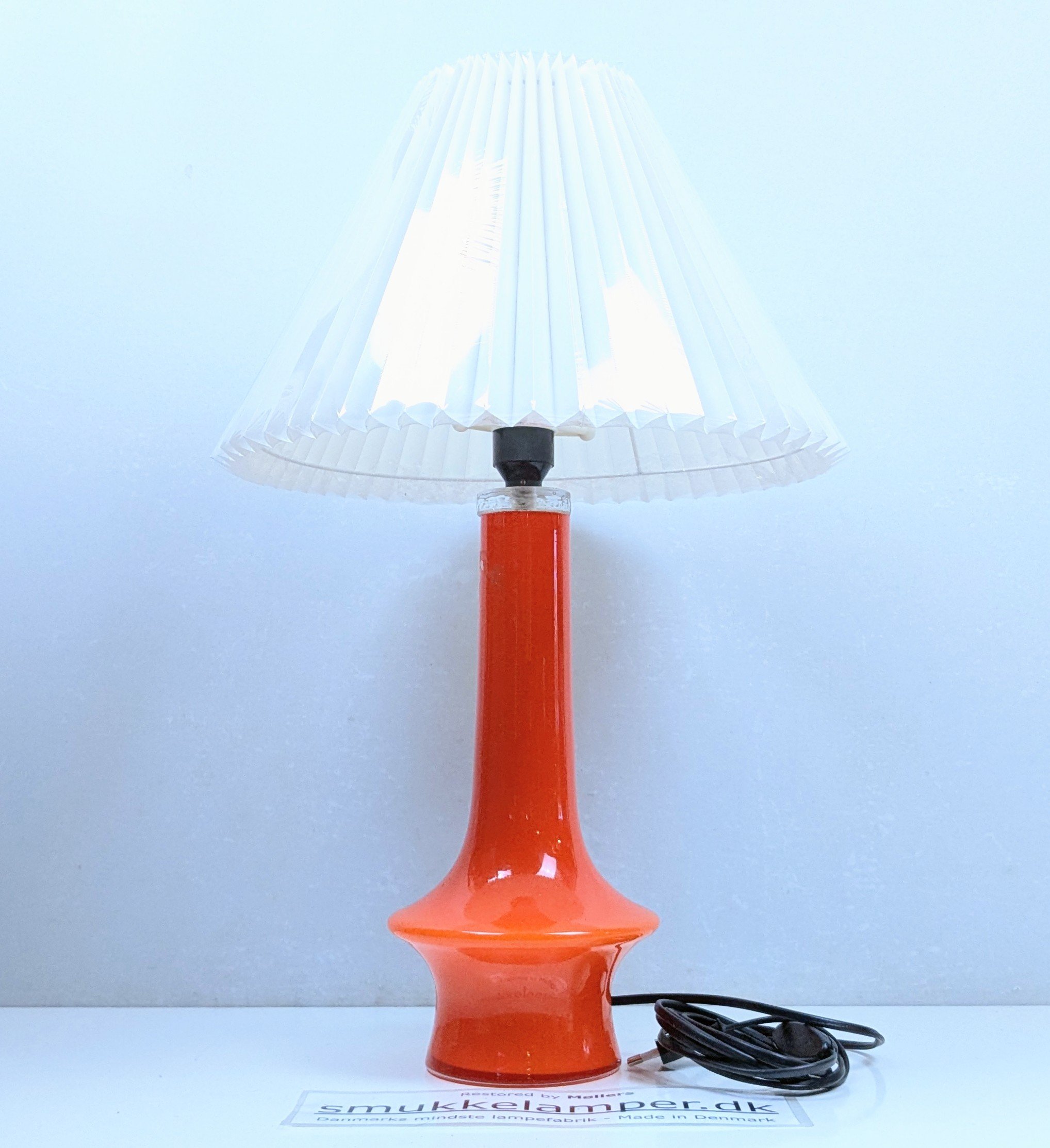 Stor dansk Kastrup Glasværk bordlampe i orange fra 1960. Professionelt restaureret. 58cmH
