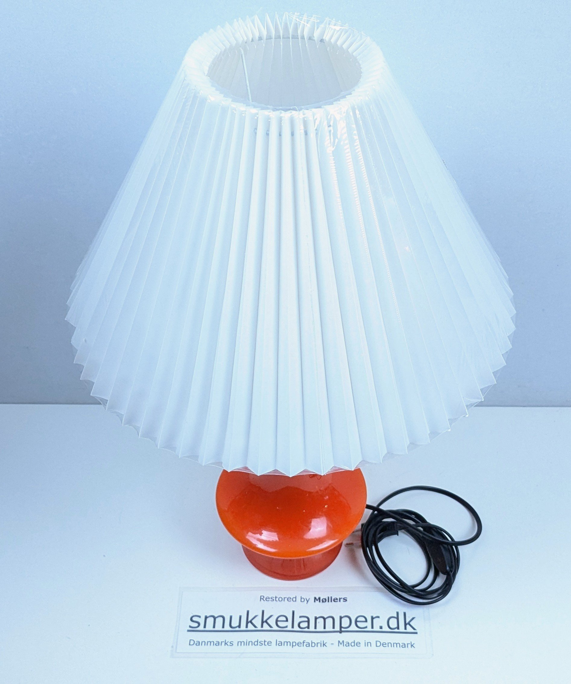 Stor dansk Kastrup Glasværk bordlampe i orange fra 1960. Professionelt restaureret. 58cmH