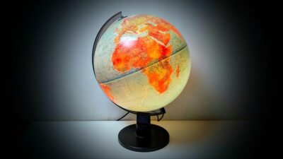 Flot stor dansk Globus fra 1988. Scan Globe. 43 cmH