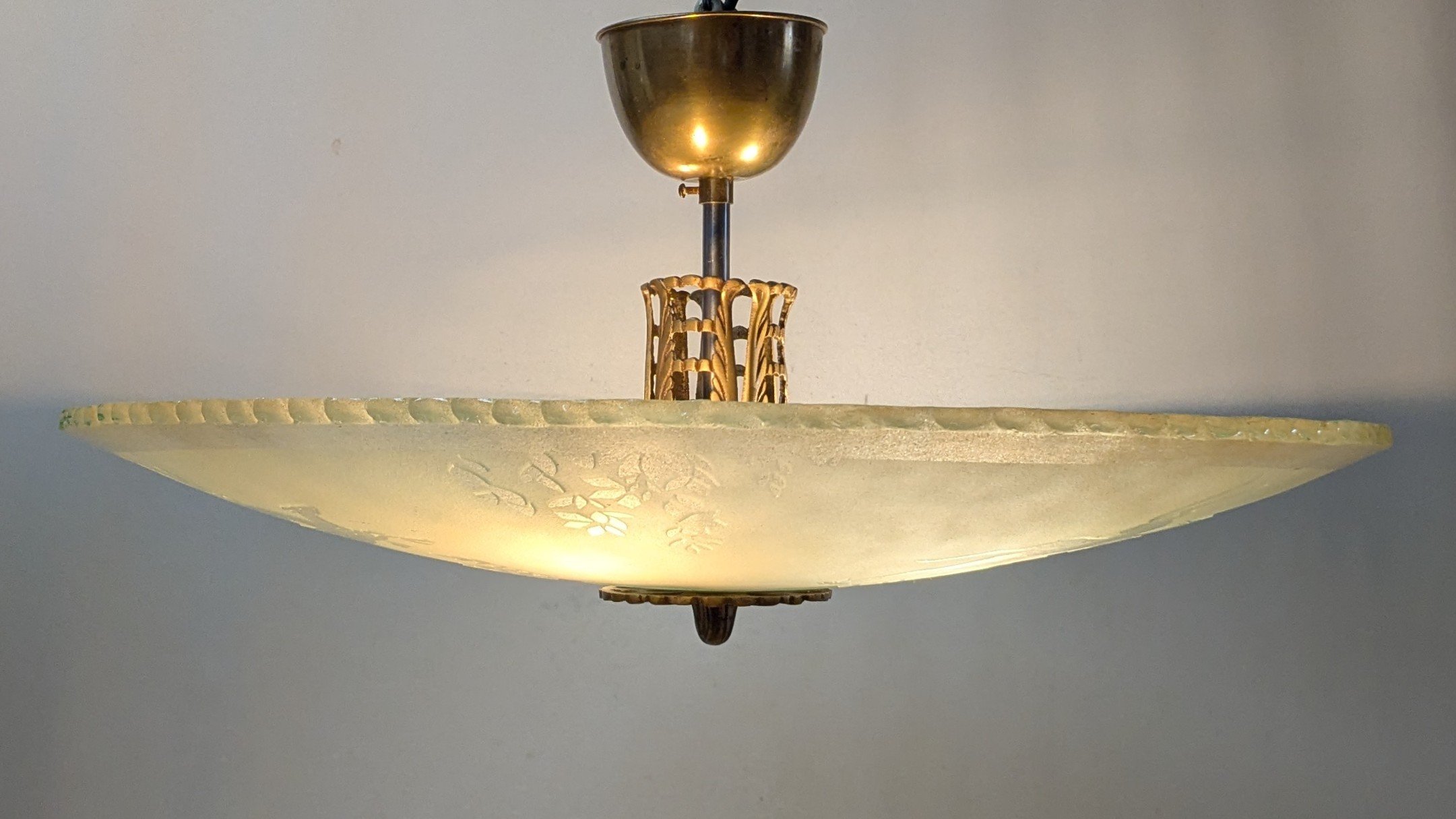 Storslået Art Deco loftplafond i mønstret glas – ca. 1920’erne – Ø59 cm. Historisk belysning. Pickup only