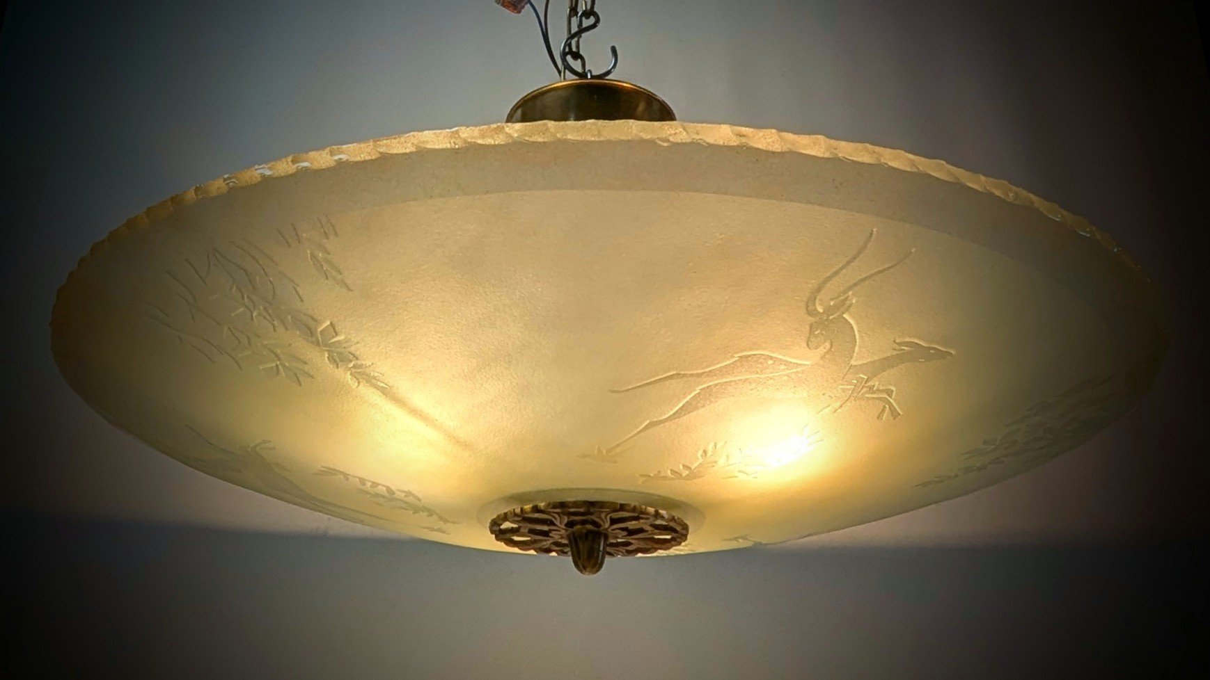 Storslået Art Deco loftplafond i mønstret glas – ca. 1920’erne – Ø59 cm. Historisk belysning. Pickup only
