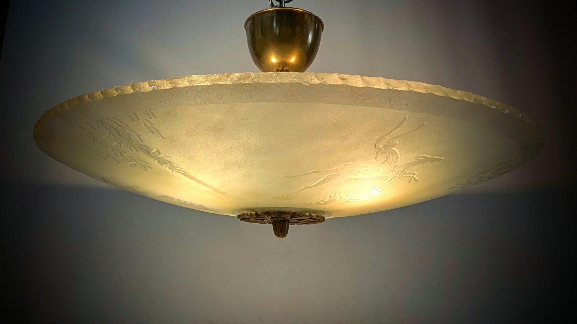 Storslået Art Deco loftplafond i mønstret glas – ca. 1920’erne – Ø59 cm. Historisk belysning. Pickup only