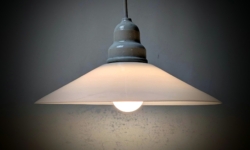 Holmegaard antik skomager pendel. Ø25 , 6 cmH. Porcelæn. Fra 1920.