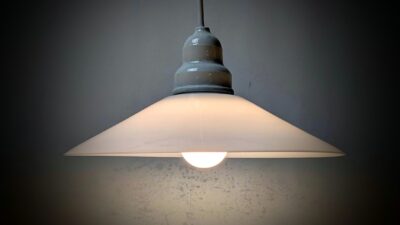 Holmegaard antik skomager pendel. Ø25 , 6 cmH. Porcelæn. Fra 1920.