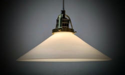 Holmegaard antik skomager pendel. Ø26,5 , 8,7 cmH. Messing. Fra 1920.