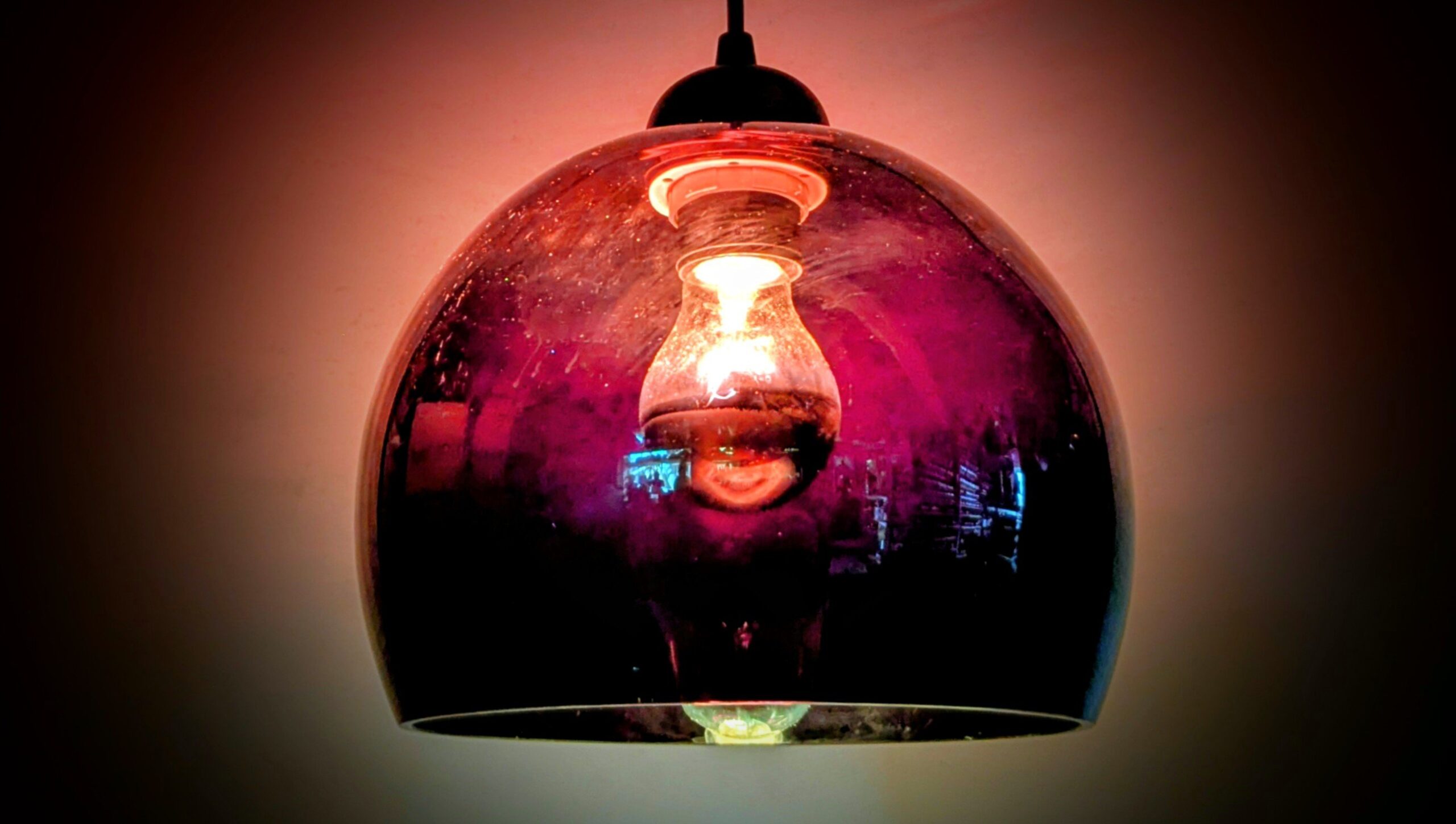 Vintage pendellampe i lilla glas fra 1970 Professionelt restaureret og klar til brug. Ø24.