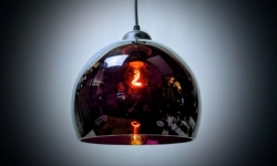 Vintage pendellampe i lilla glas fra 1970 Professionelt restaureret og klar til brug. Ø24.