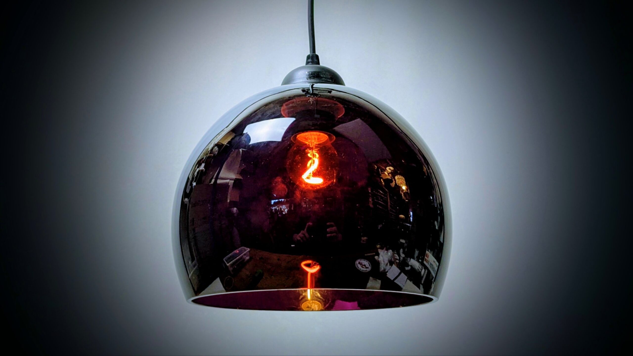 Vintage pendellampe i lilla glas fra 1970 Professionelt restaureret og klar til brug. Ø24.