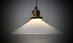 Holmegaard antik skomager pendel. Ø26,3 , 8,5 cmH. Messing. Fra 1920.