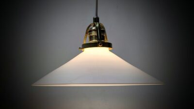 Holmegaard antik skomager pendel. Ø26,3 , 8,5 cmH. Messing. Fra 1920.