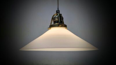 Holmegaard antik skomager pendel. Ø26,2 , 8,7 cmH. Messing. Fra 1920.