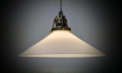 Holmegaard antik skomager pendel. Ø26,2 , 8,7 cmH. Messing. Fra 1920.