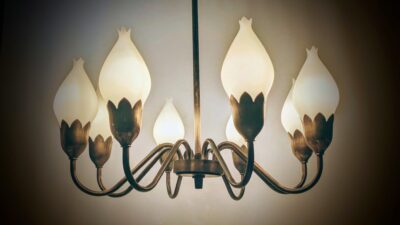 Fuld restaureret Fog og Mørup 8 armet lysekrone fra 1940. Ø58. Original mørk messing. Pickup only