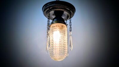 Antik Entre loftlampe fra 1920. 30 cm nedhæng. Krystal og messing.