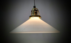 Holmegaard antik skomager pendel. Ø26,2 , 9,3 cmH. Messing. Fra 1920.