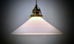 Holmegaard antik skomager pendel. Ø26,4 , 9,7 cmH. Messing. Fra 1920.