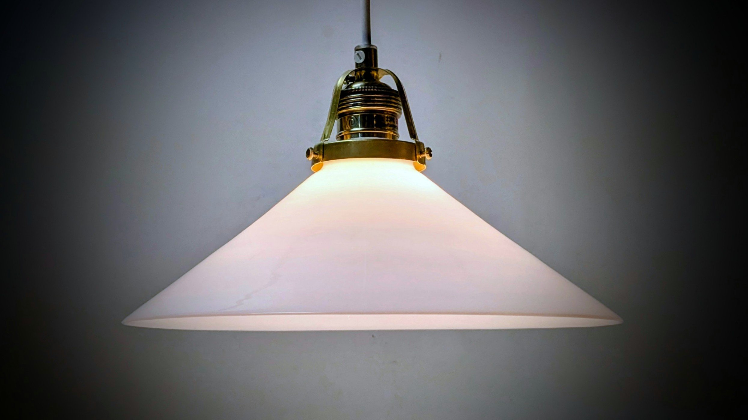 Holmegaard antik skomager pendel. Ø26,4 , 9,7 cmH. Messing. Fra 1920.