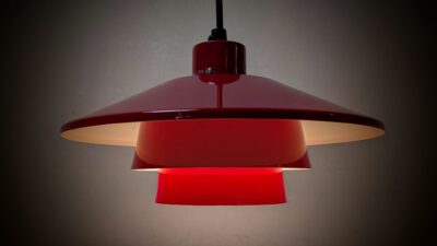 Skøn lille dansk særdeles velholdt rød køkken lampe fra 1980. Ø26. Nyt el.
