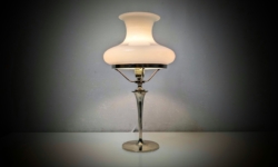 Custom håndsamlet unika bordlampe. Messing og opalglas. 35 cmH. Ø19.