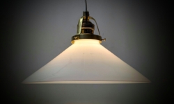 Holmegaard antik skomager pendel. Ø25,8 , 9,7 cmH. Messing. Fra 1920.