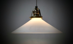 Holmegaard antik skomager pendel. Ø26,7 , 8,7 cmH. Messing. Fra 1920.