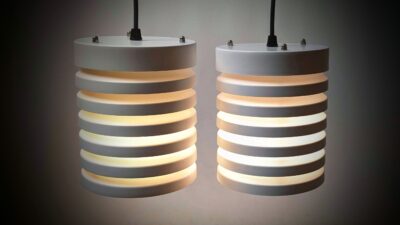 Dansk modernistisk lamel pendel sæt hvid metal design ca 1970. Knud Christensen