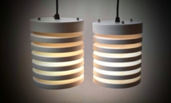 Dansk modernistisk lamel pendel sæt hvid metal design ca 1970. Knud Christensen