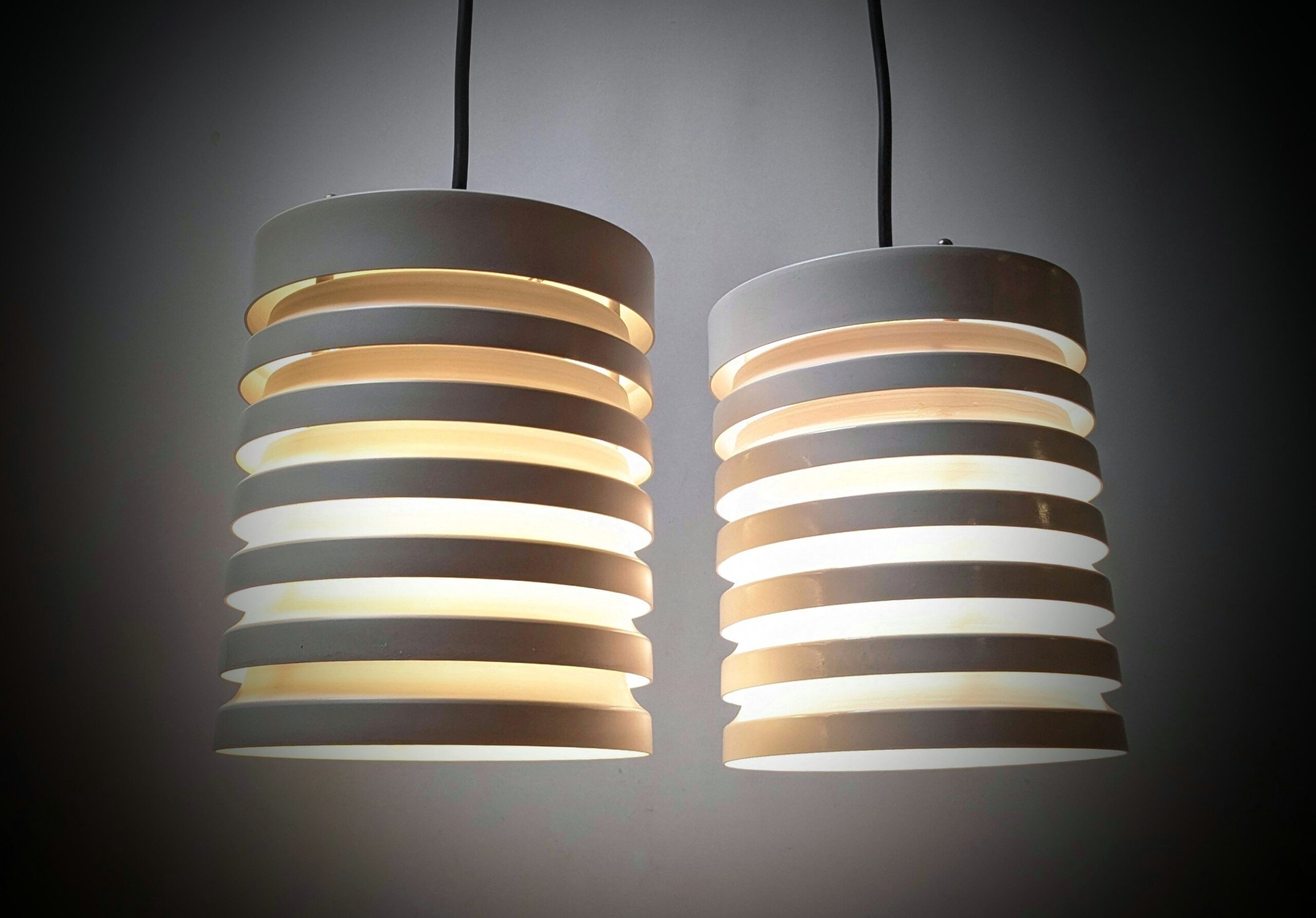 Dansk modernistisk lamel pendel sæt hvid metal design ca 1970. Knud Christensen