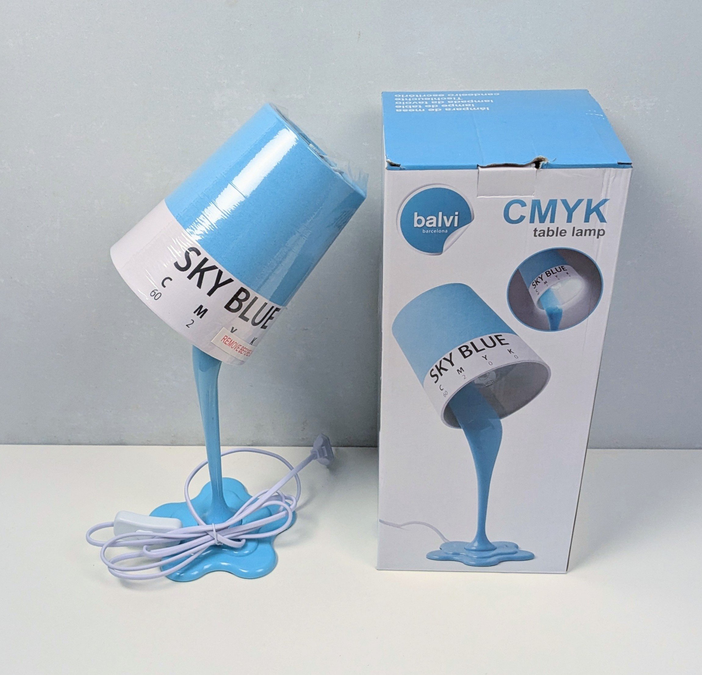 Pop Art bordlampe – “CMYK Sky Blue” – 40 cm – design fra Balvi Barcelona