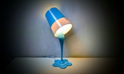 Pop Art bordlampe – “CMYK Sky Blue” – 40 cm – design fra Balvi Barcelona