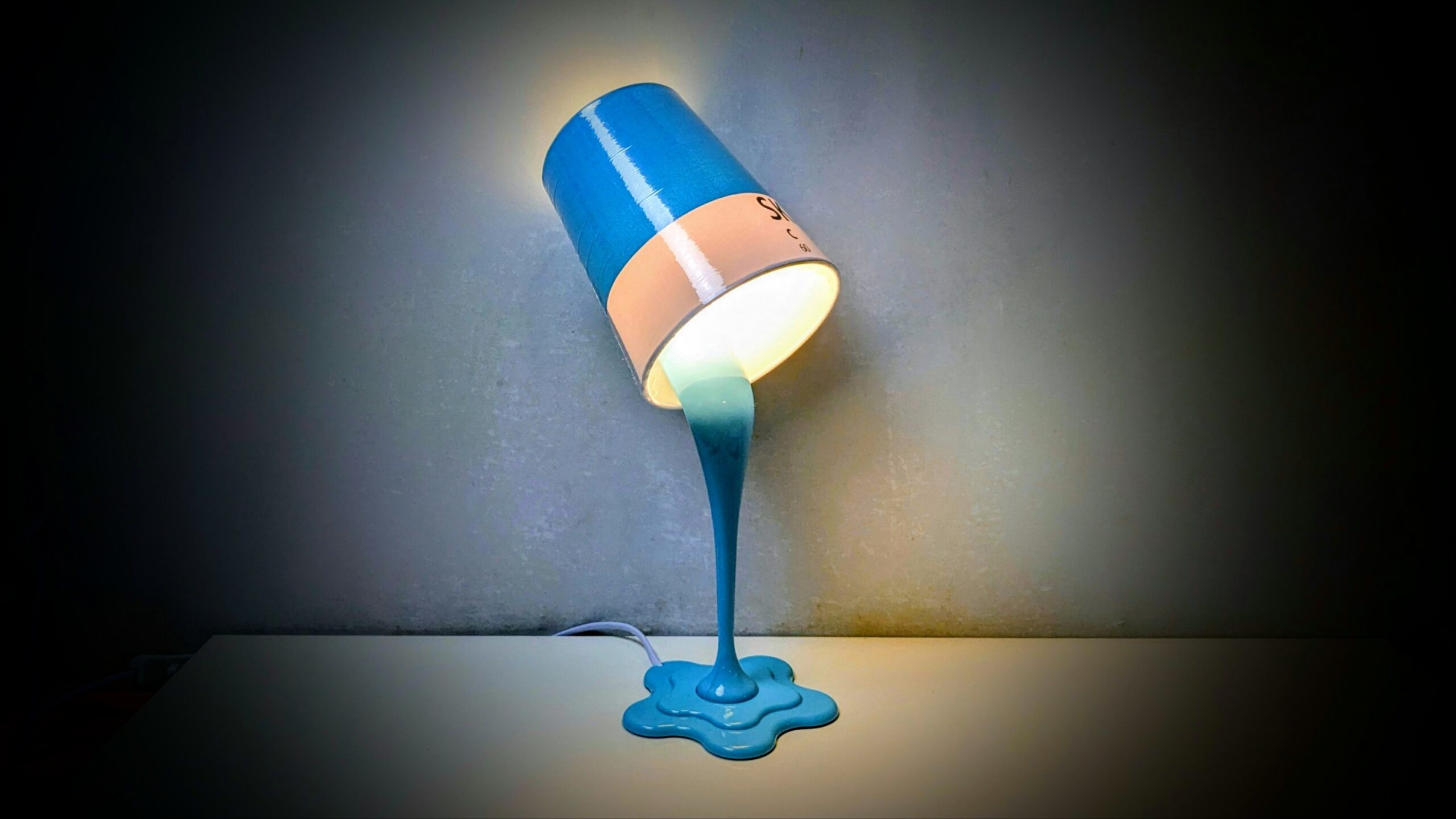 Pop Art bordlampe – “CMYK Sky Blue” – 40 cm – design fra Balvi Barcelona