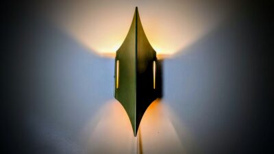 Bent Karlby væglampe for LYFA – dansk modernisme i messing – Gotham City lampe. 2020.