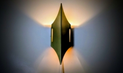 Bent Karlby væglampe for LYFA – dansk modernisme i messing – Gotham City lampe. 2020.